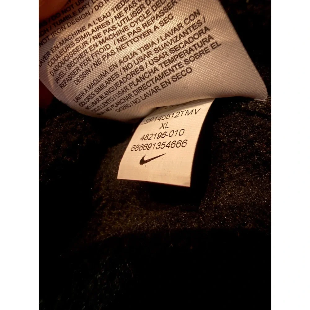 Nike therma sleeve features